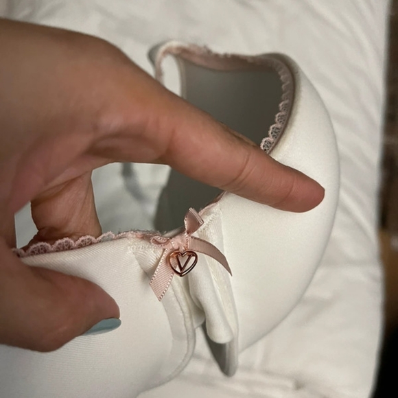Victoria’s Secret Bra - Picture 2 of 4
